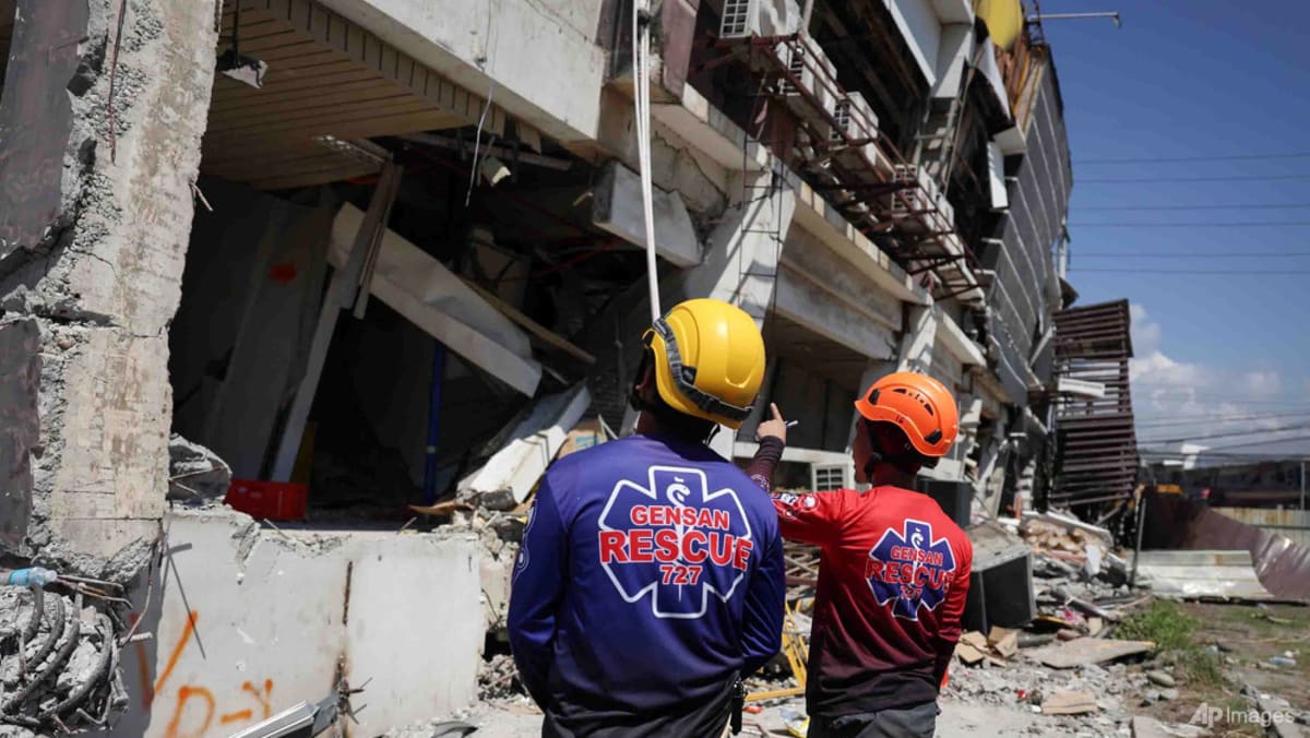 Rescuers race to reach trapped victims after powerful quake in southern Philippines