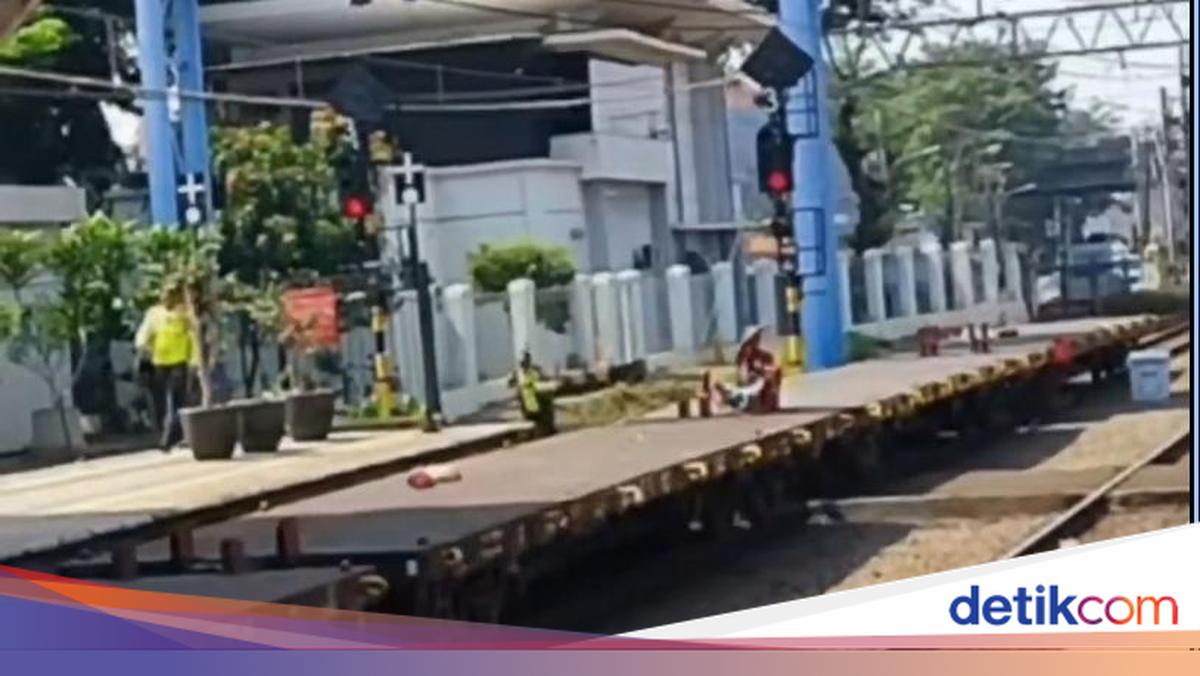 Man Goes Viral After Hitchhiking on Freight Train in Jatinegara, Waving to Officials