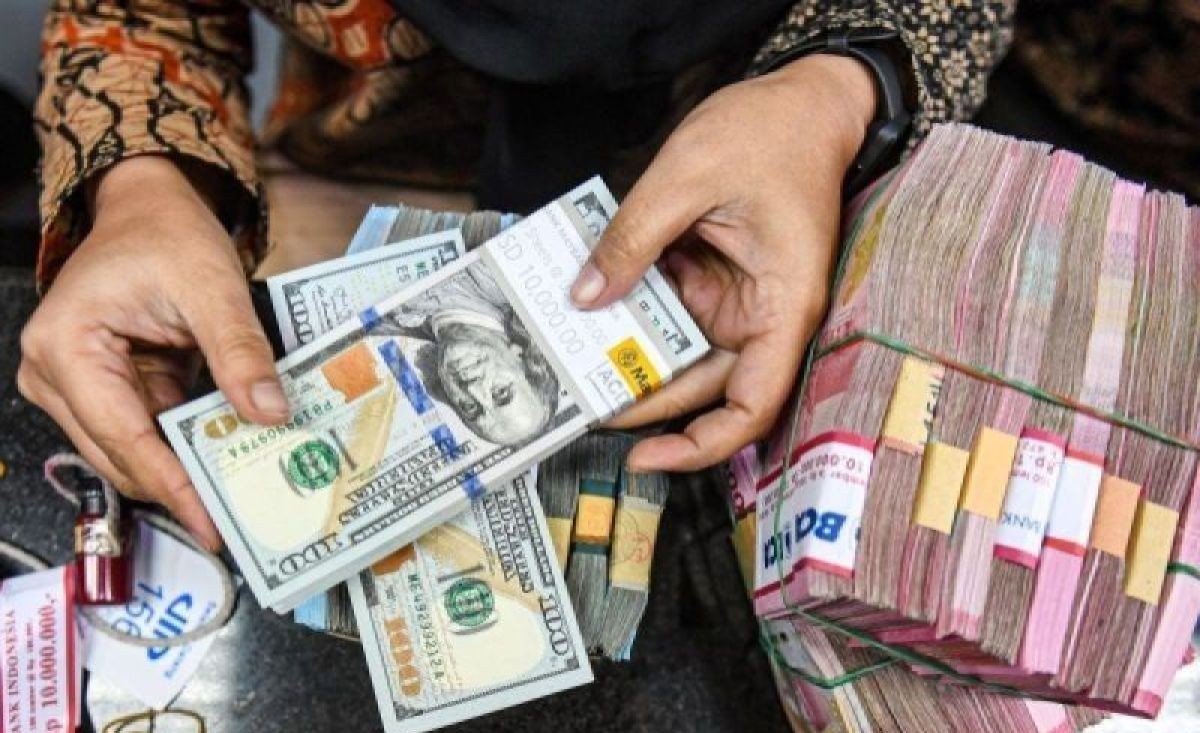 Economist: Interest Rate Hikes Do Not Automatically Strengthen the Rupiah