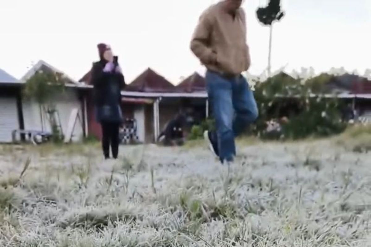Frost blankets Arjuna Temple complex in Dieng once again