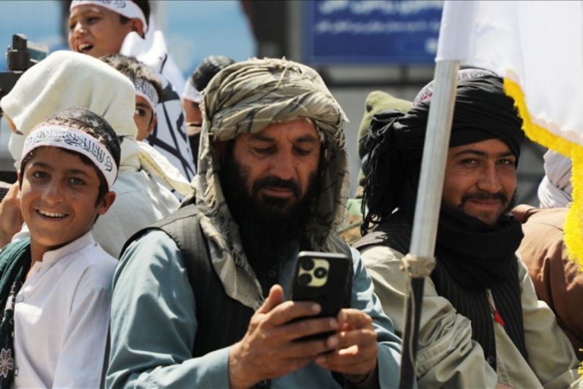 Afghanistan's Supreme Leader Bans Civil Servants from Using Smartphones