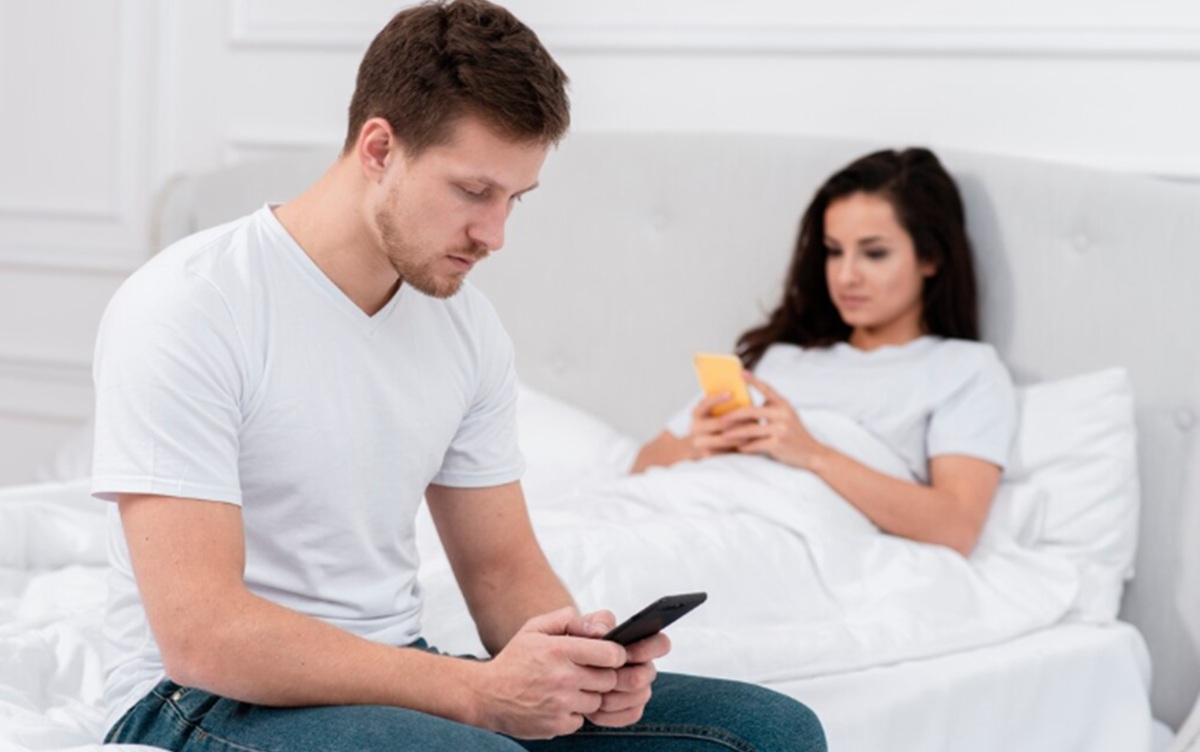 Is the Smartphone Causing the Decline in Birth Rates? Studies Reveal Surprising Facts