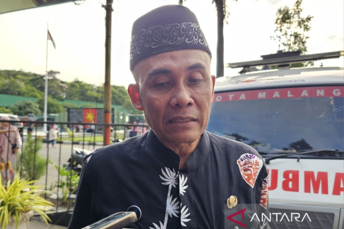 Malang City Government Distributes Scholarships for Underprivileged Students