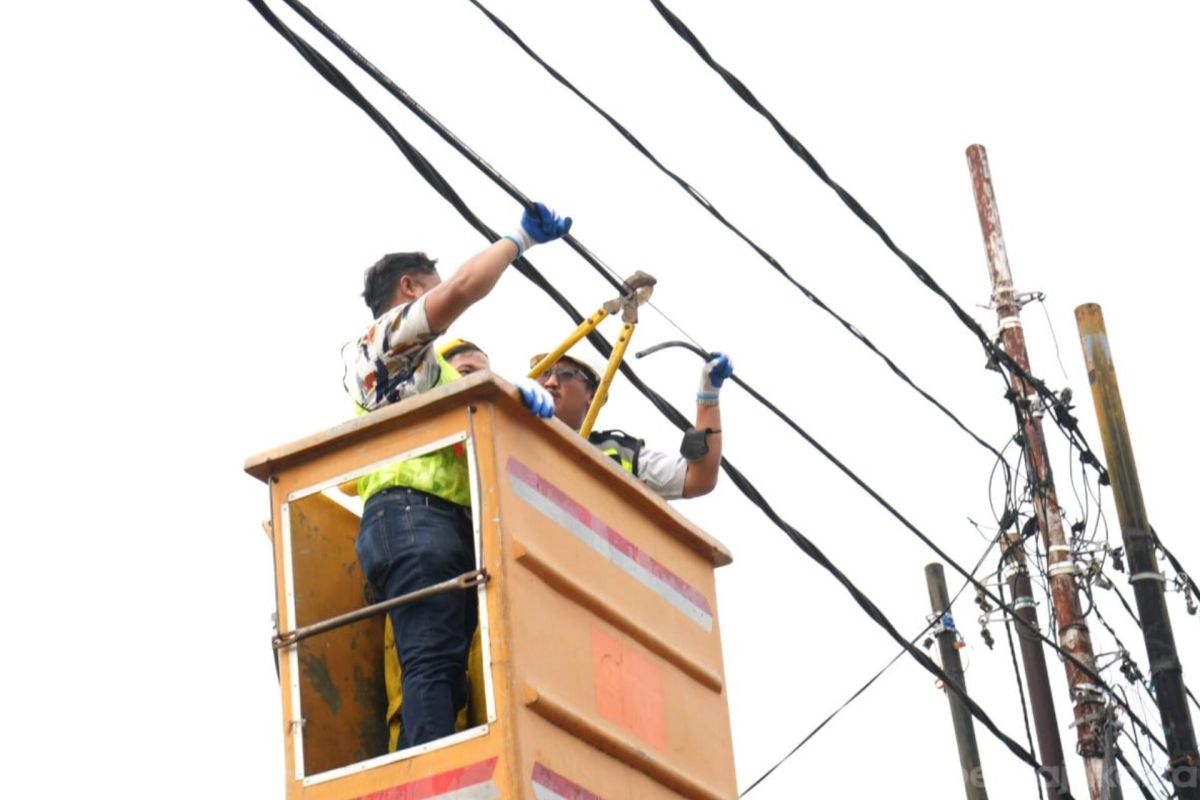 South Jakarta tidies up aerial cables on Jalan Pahlawan for aesthetics