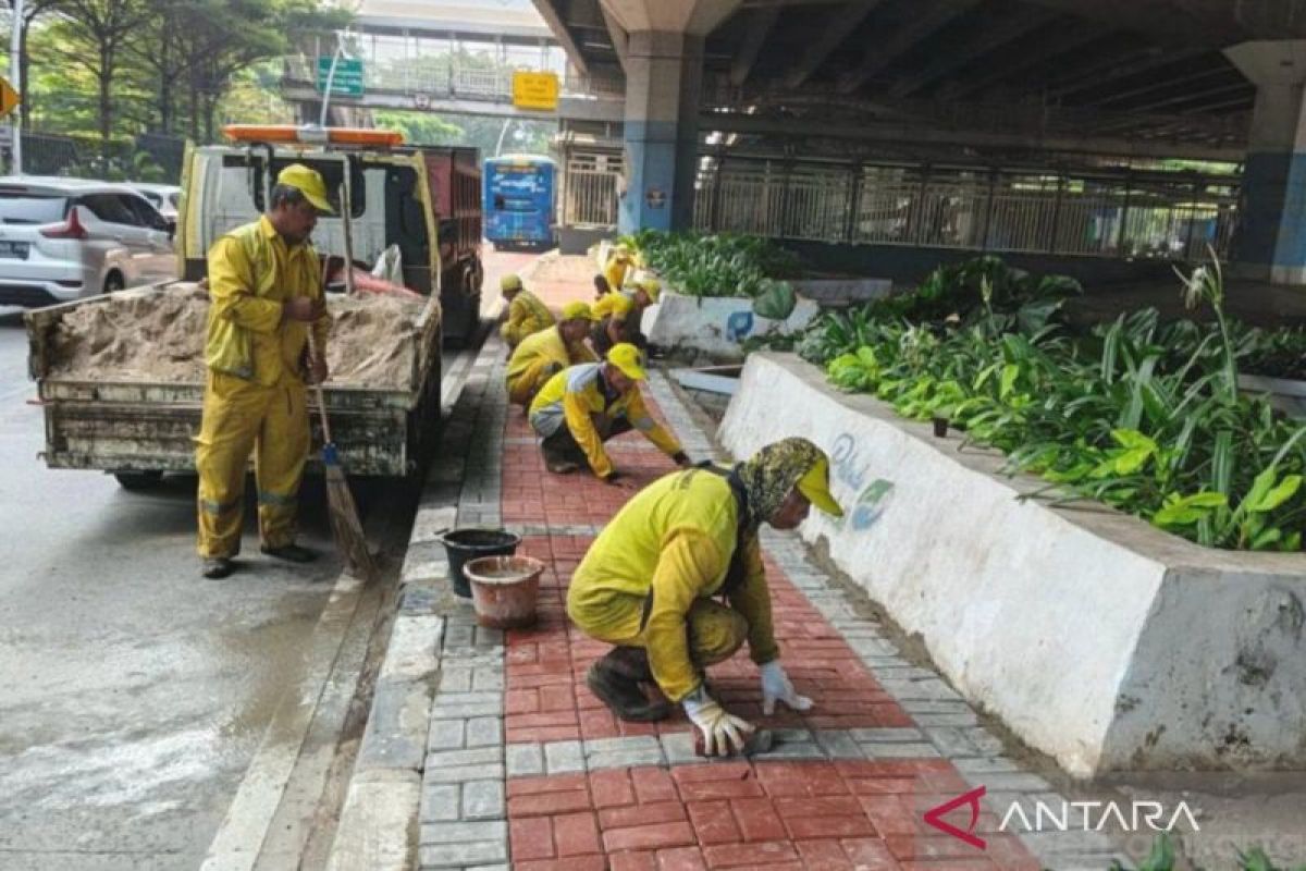 North Jakarta City Council Repairs Yos Sudarso Pavement for Public Safety
