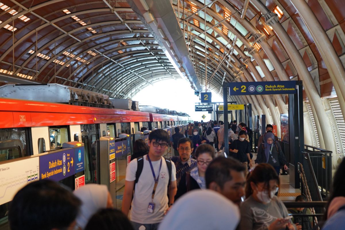 Trial Extra Services for Jabodebek LRT Used During Morning Peak Hours