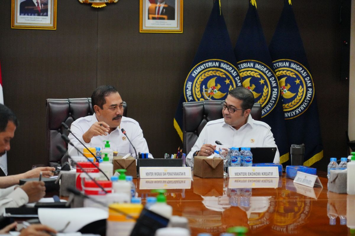 Immigration Ministry deports 25 illegal foreign photographers