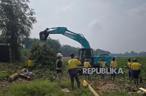 Joint Effort Clears Blanket of Water Hyacinth from Saguling Reservoir