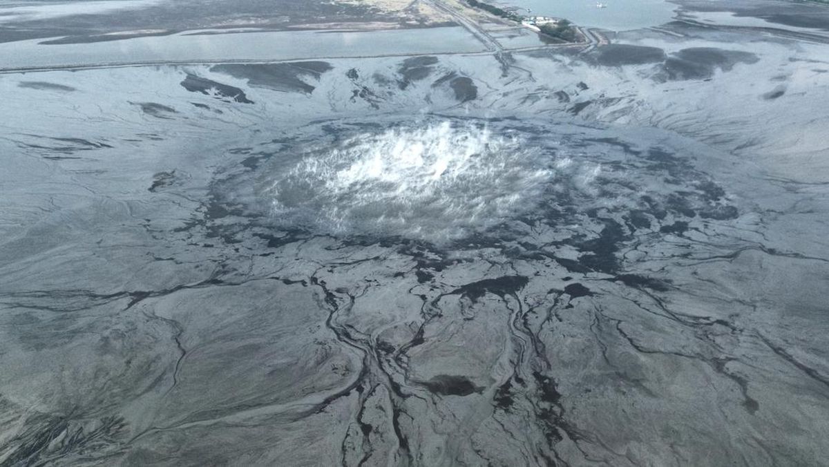 Lapindo Mud Volume Rises to Near Overflow, Embankment Heightened
