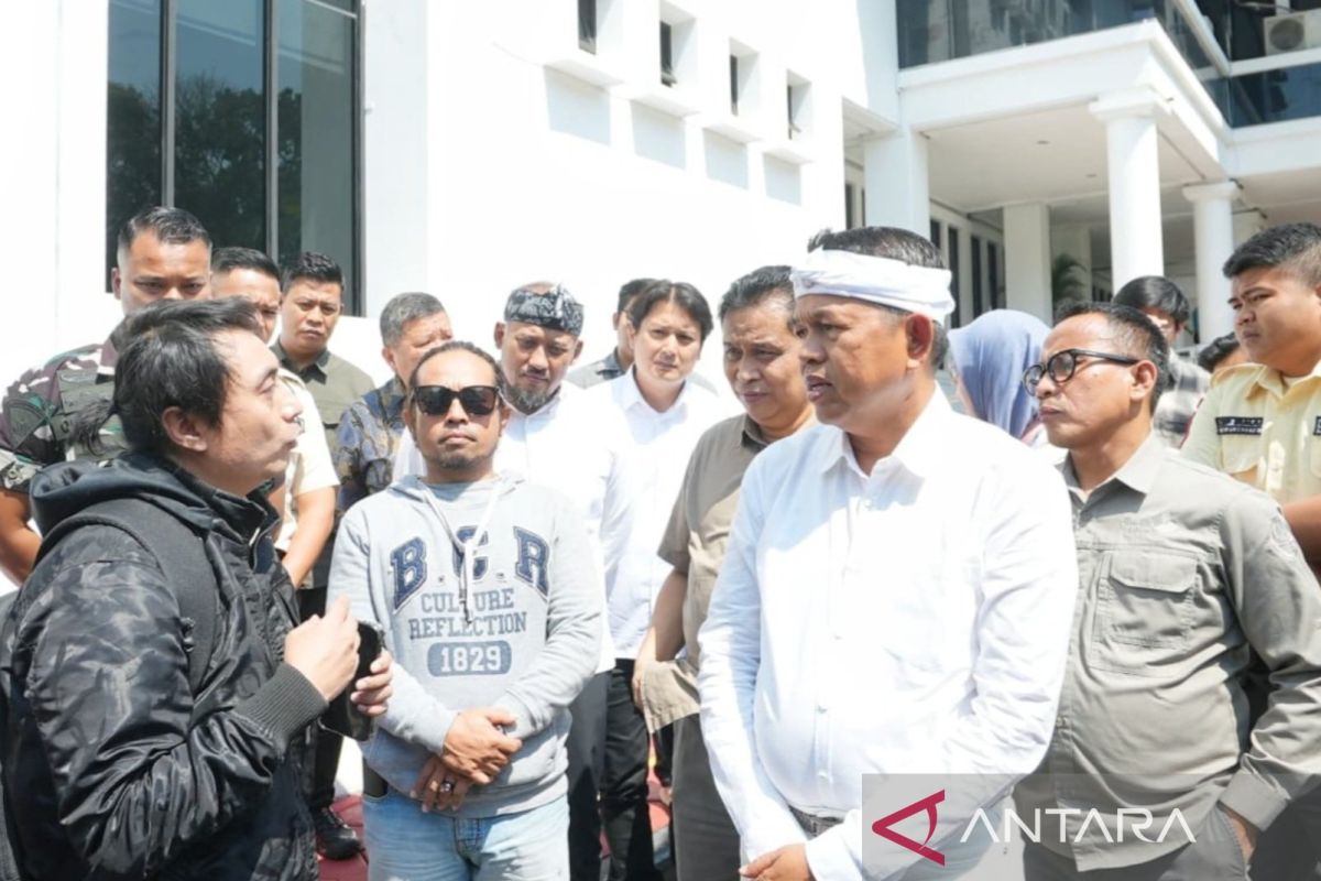 Governor Dedi Mulyadi Reveals Technical Negligence Behind Flood of School Admission Complaints