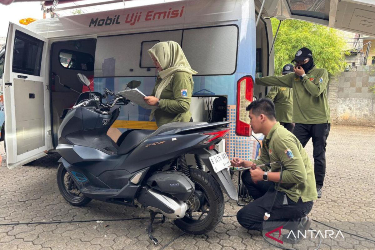North Jakarta Environment Agency Holds Free Emission Testing at Mayor's Office
