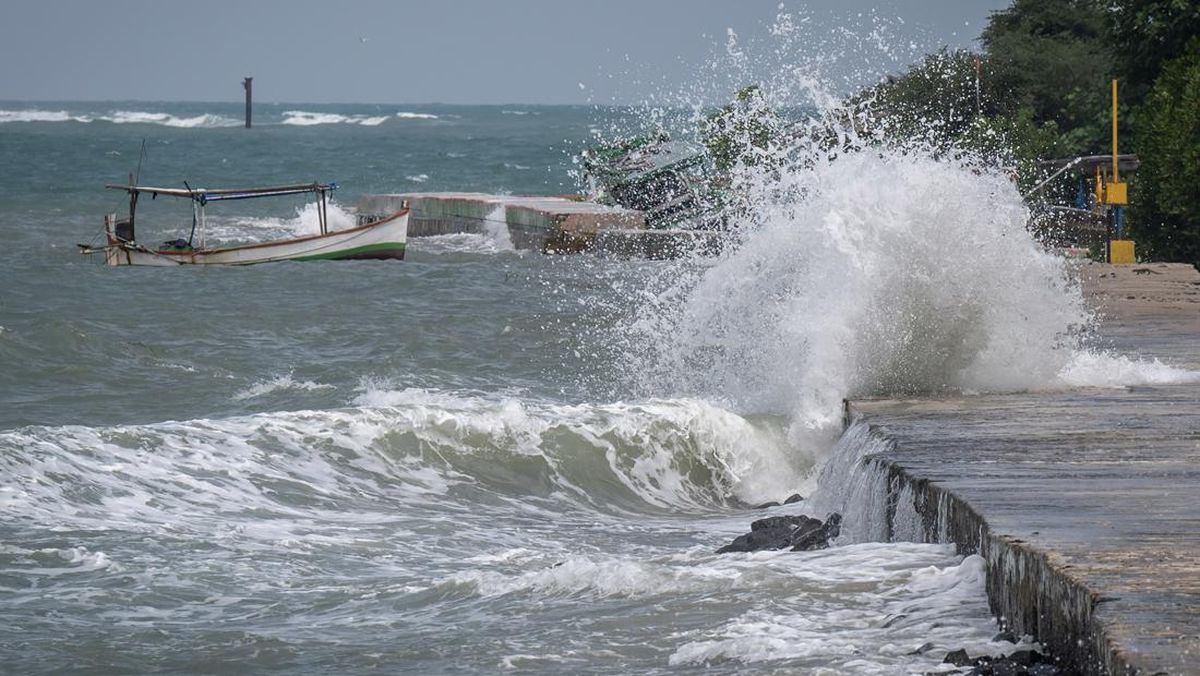 BMKG Warns of 4-Metre High Waves in East Java Waters