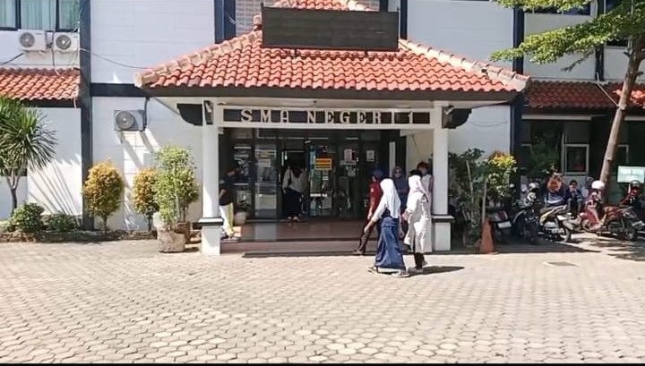 Parents of Prospective Students Visit State High Schools in Cirebon Directly