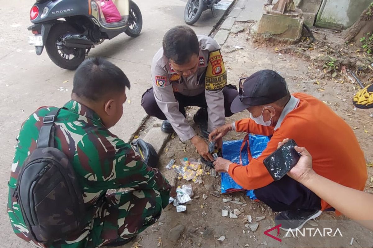 Residents and security forces raid hard drug distribution site in Duren Sawit