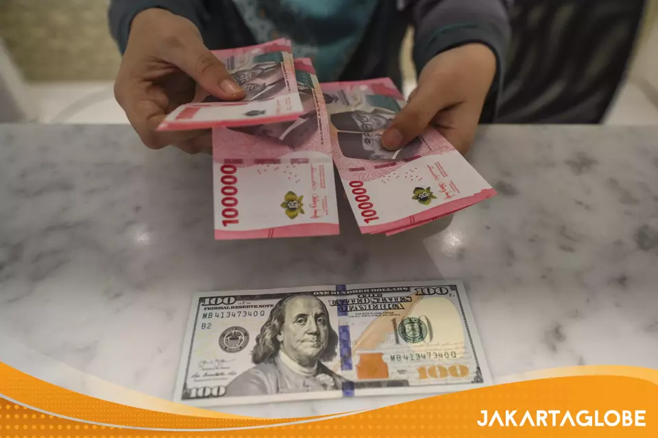 Rupiah's Slide Against Regional Peers Shows Confidence Problem, Economist Says