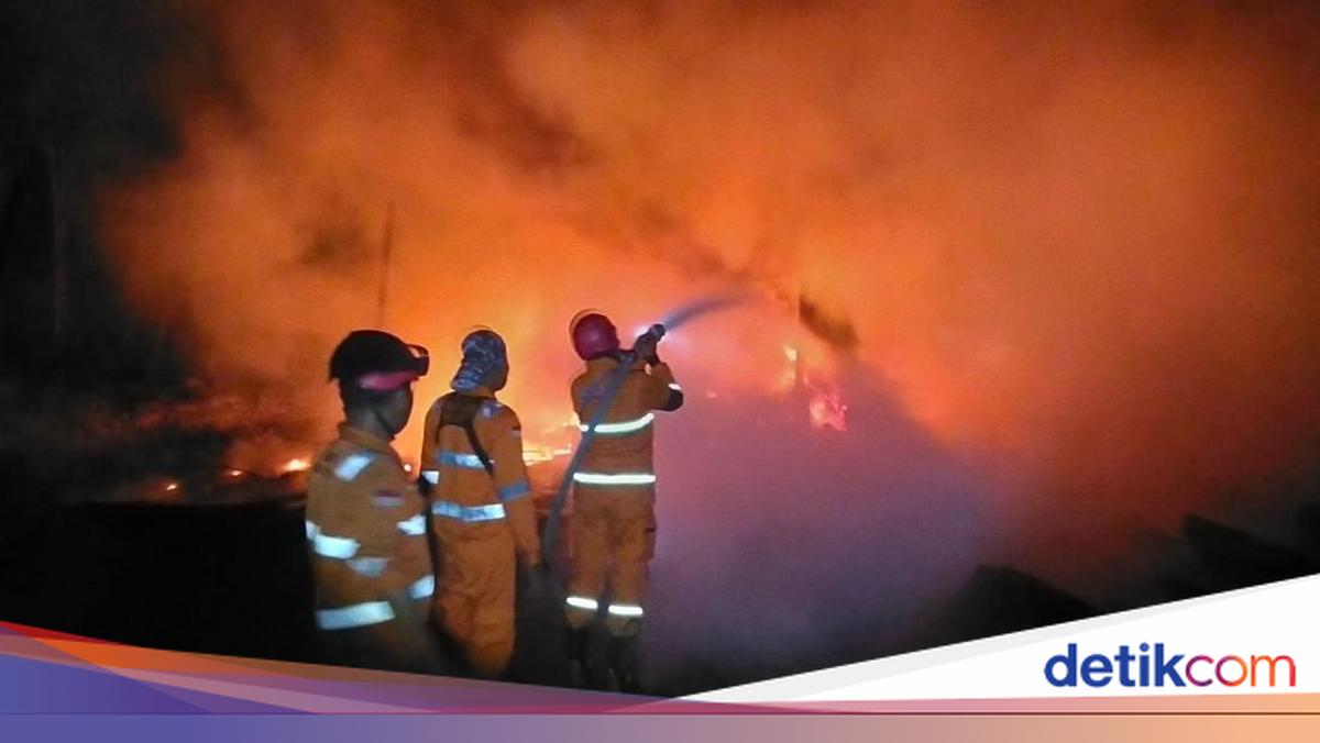 Jetty in Kayong Utara, West Kalimantan, Engulfed by Fire, Five Speedboats Destroyed