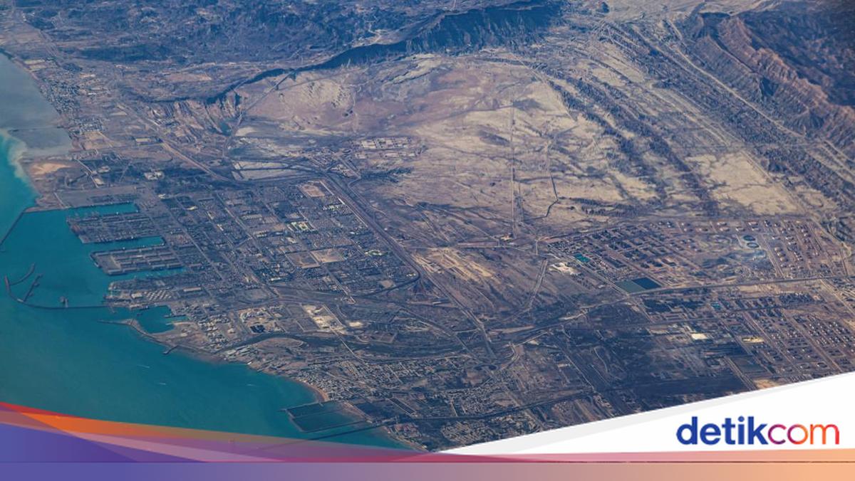 US Launches Strikes, Explosions Heard on Iran's Southern Coast