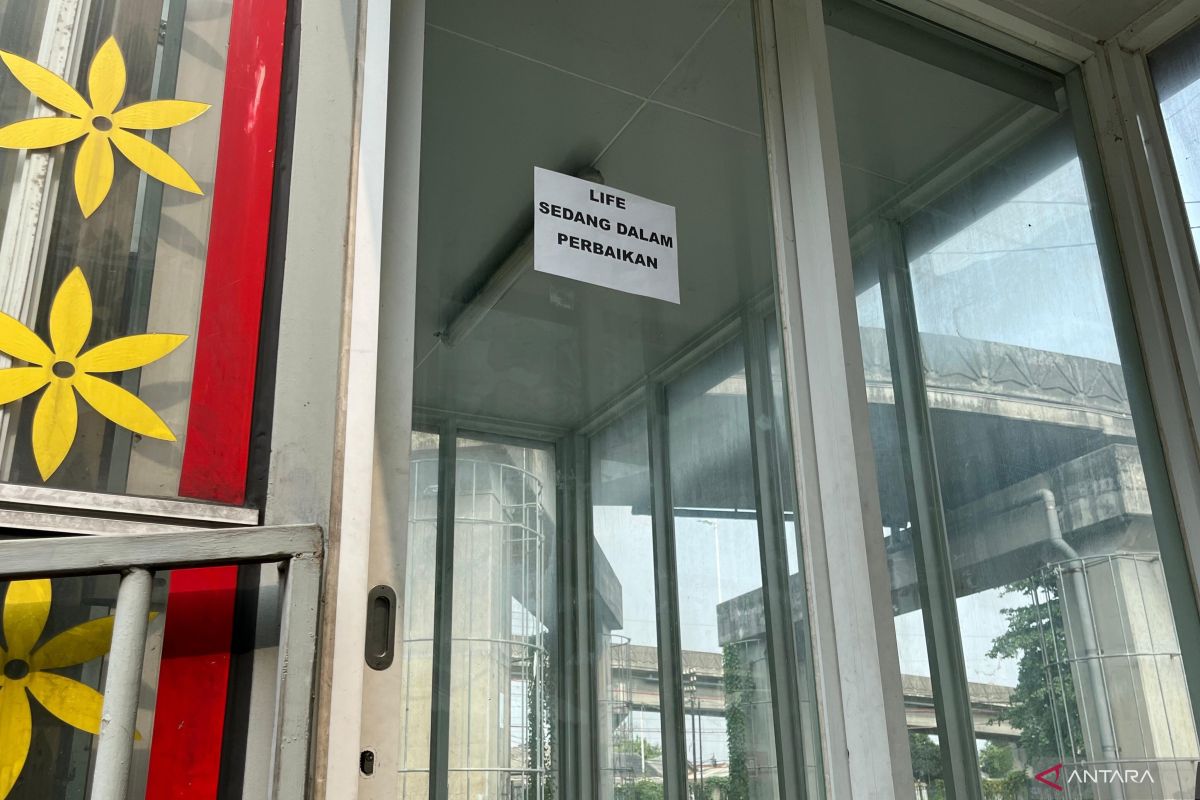 Elderly struggle with stairs as Lenteng Agung pedestrian bridge lift breaks down