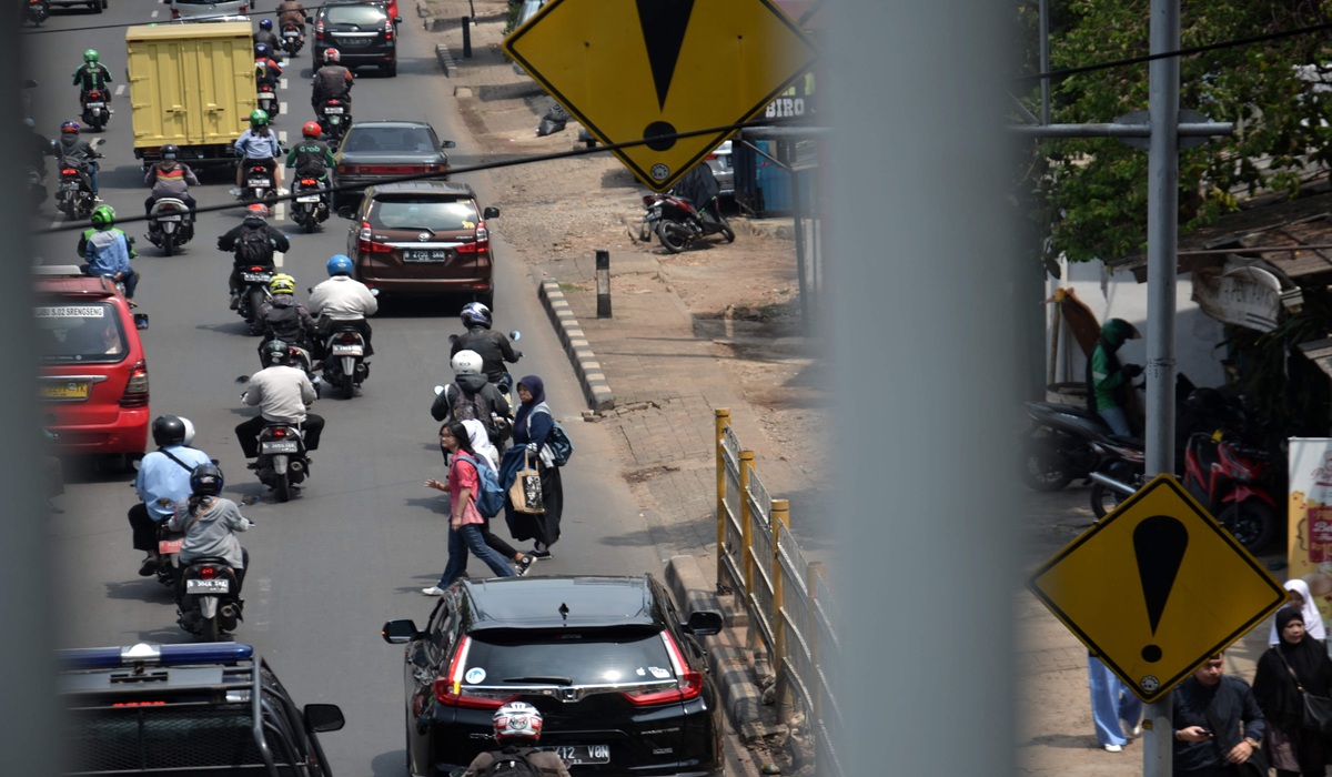 Lenteng Agung Pedestrian Bridge Lift Out of Service, Elderly Forced to Use Stairs