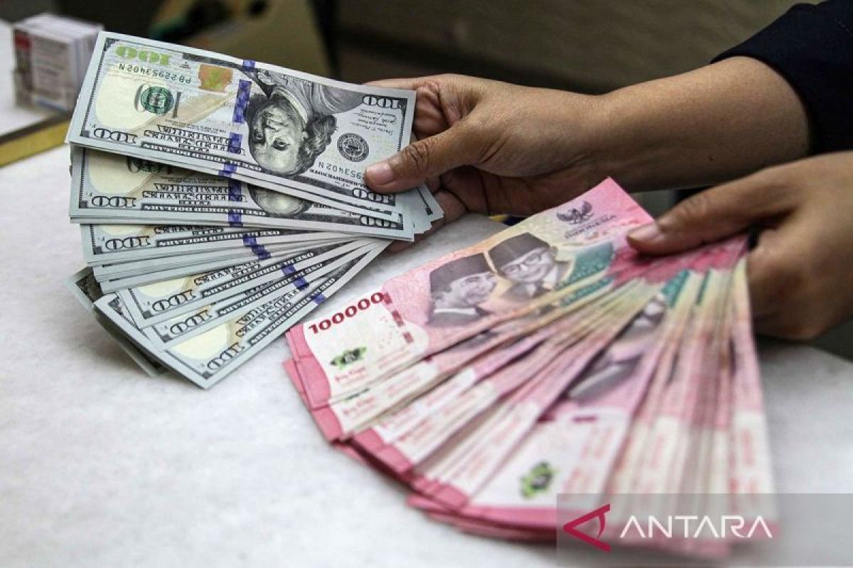 Rupiah strengthens on back of non-subsidised fuel price hike
