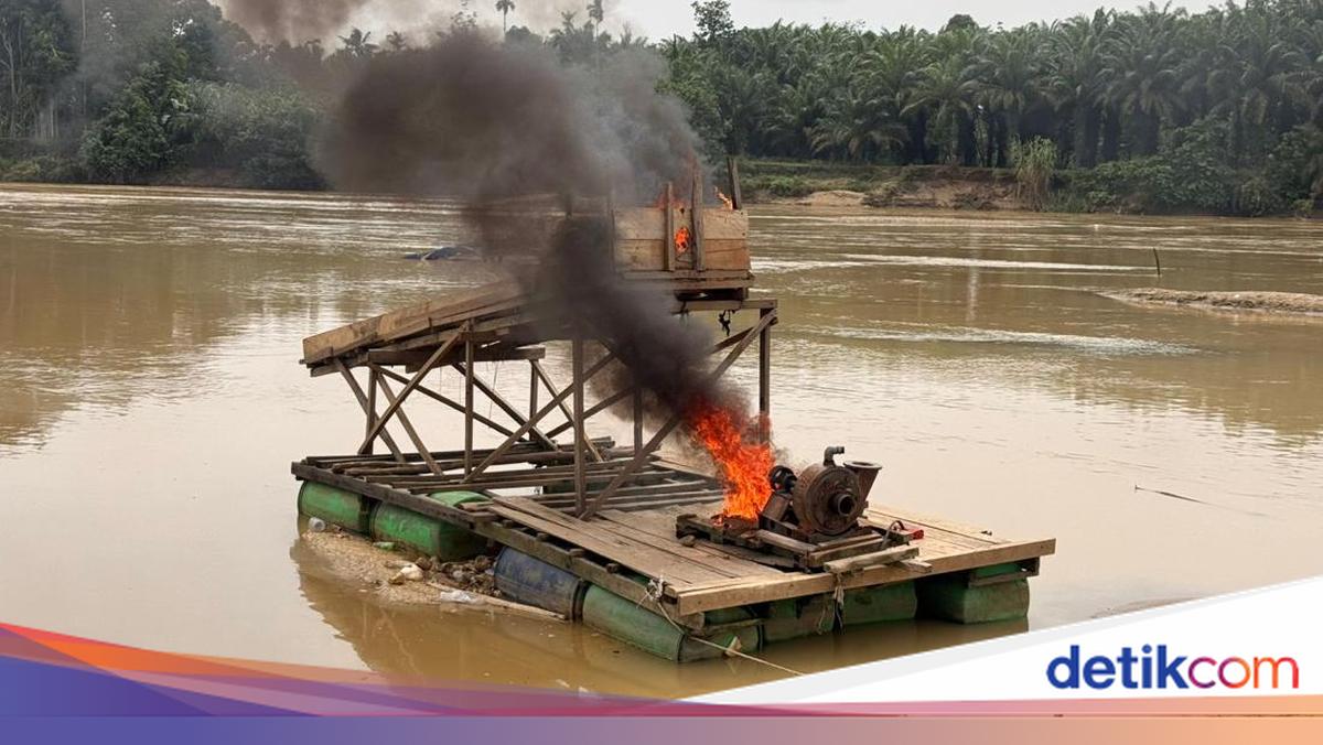 Illegal Gold Mines on Kuantan River Raided, 31 Rafts Destroyed