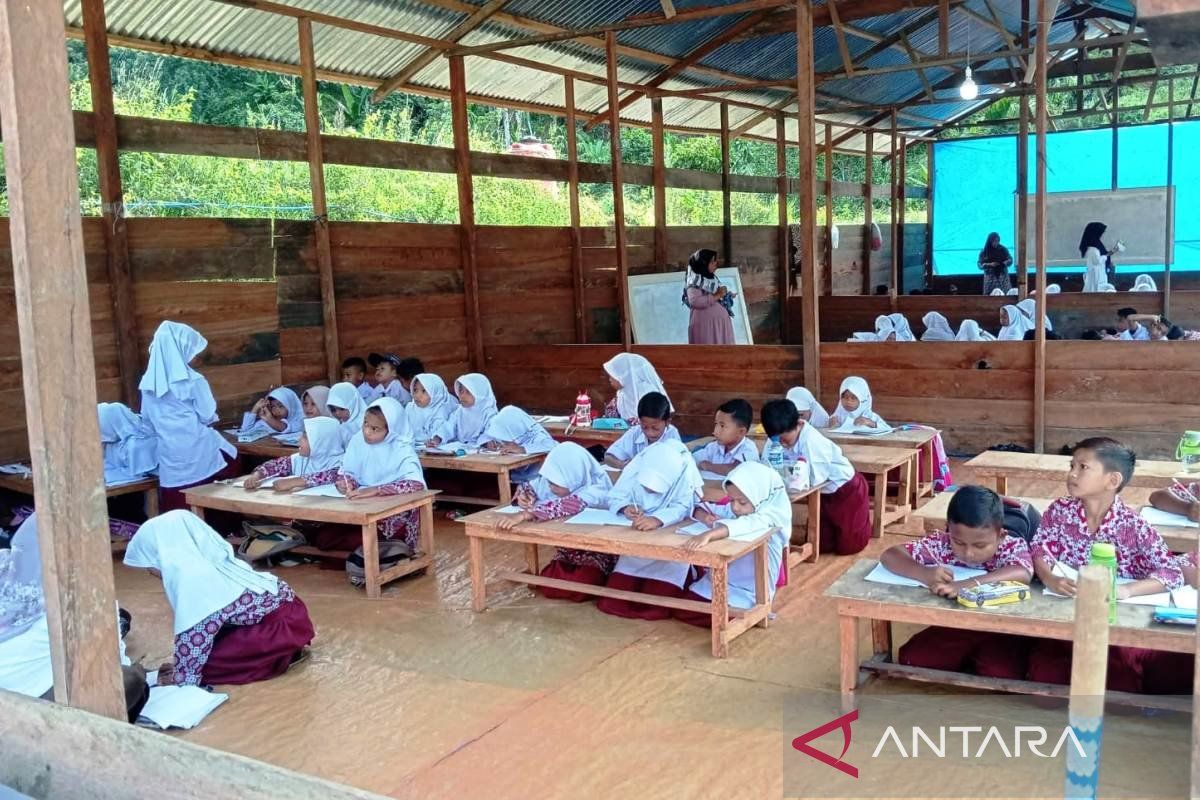 220 student disaster survivors in Nagan Raya, Aceh, complete final exams