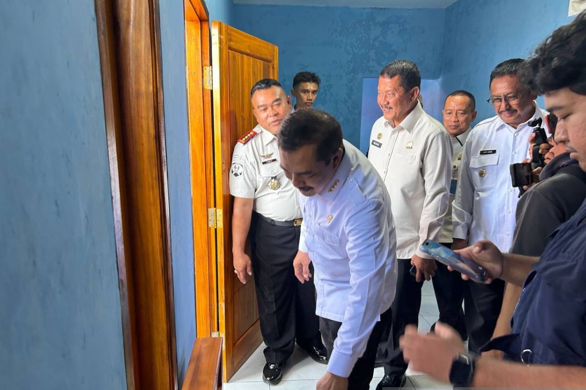 Minister Agus Inspects House Renovations in Warungkiara Prison Environs