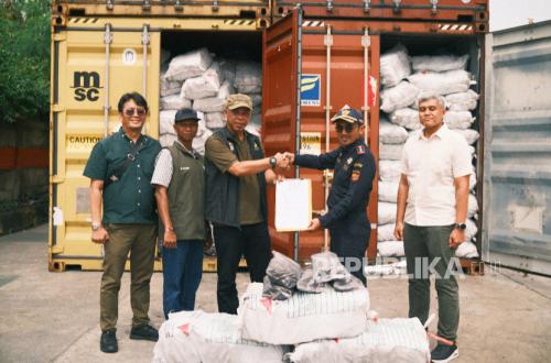 Belawan Customs Hands Over Illegal Mangrove Charcoal to Ministry of Forestry