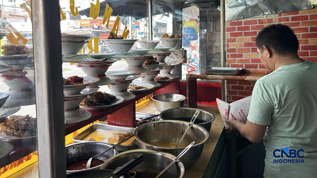 The Phenomenon of This Photo Displayed in Many Padang Restaurants