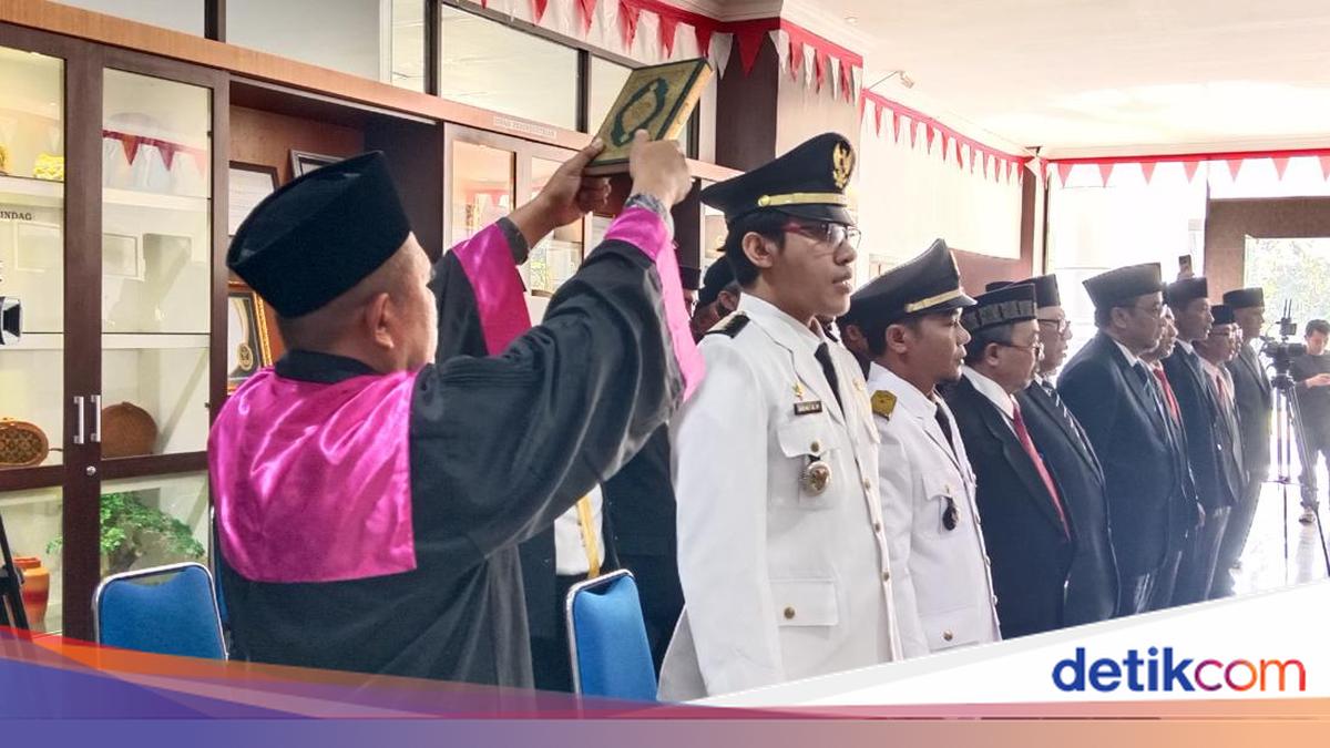 Regent Iron Rotates Several Officials in East Lombok Regency