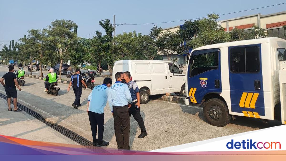 Free Nutritious Meal Vehicle Snags on Road Divider in Depok After Driver Forgets Handbrake