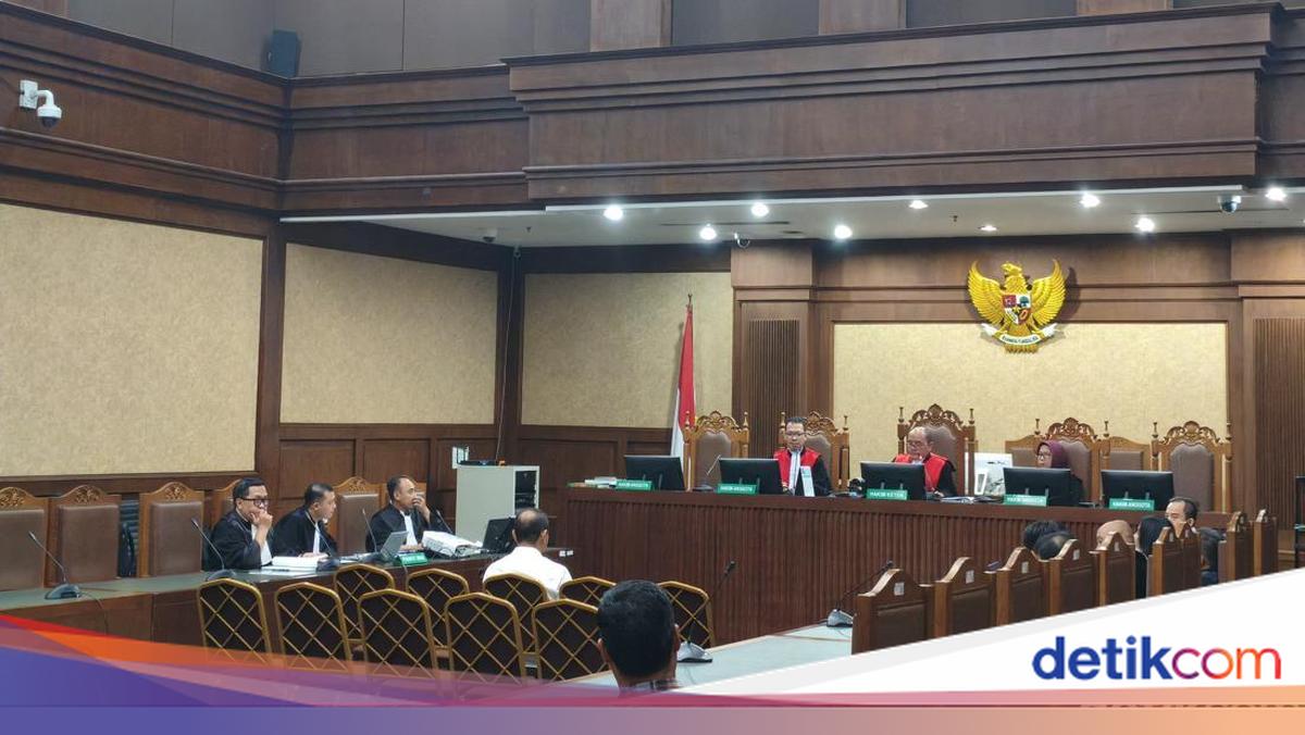 Customs Official Admits Hiding Illicit Funds Outside Office to Avoid Raids