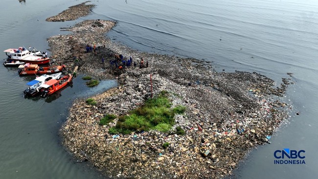 Jakarta Must Stop 'Rowing' on Waste Management