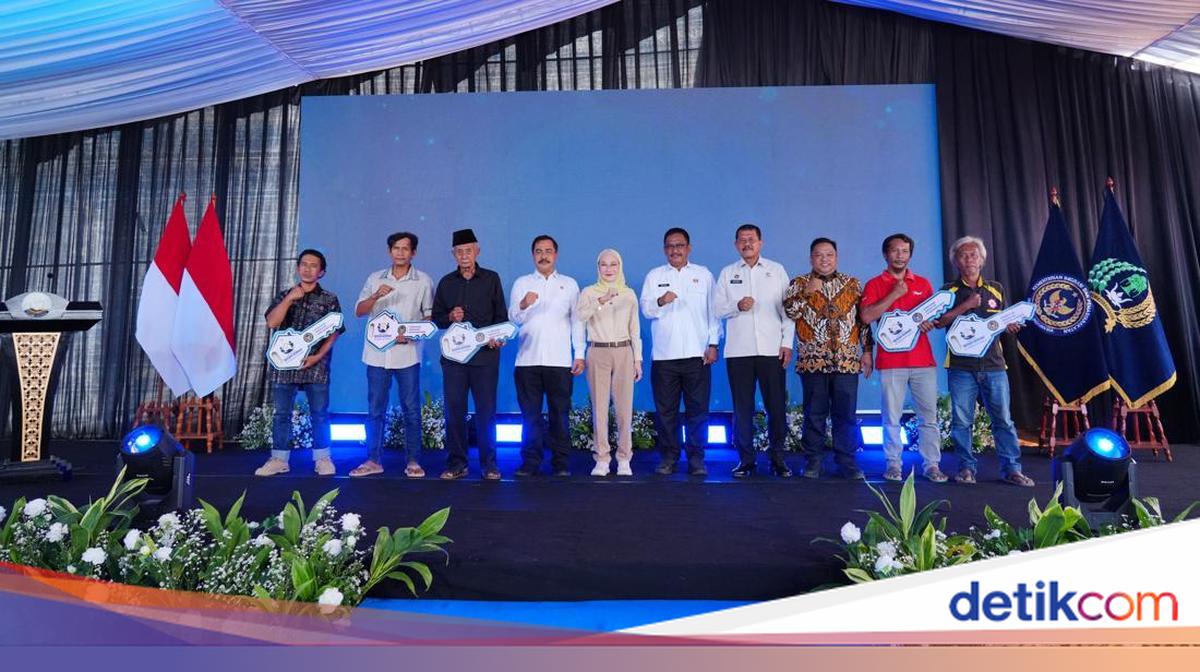 Minister Imipas Hands Over House Renovation Aid, 24 Units Constructed