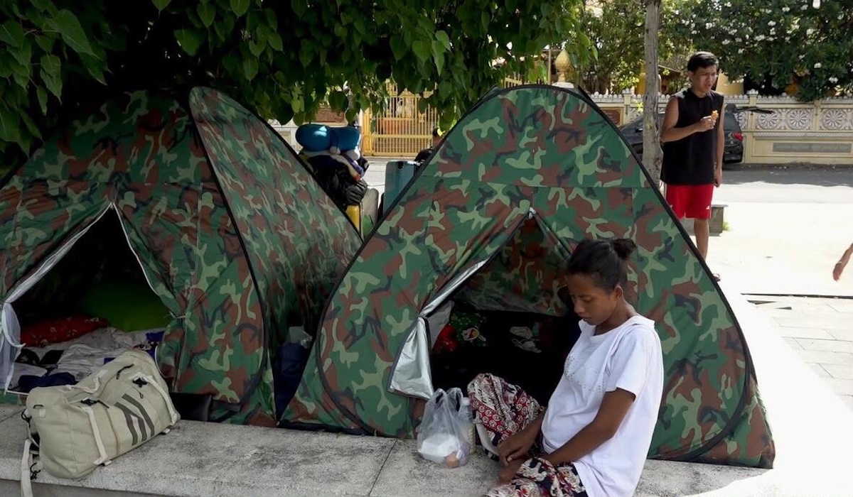 Indonesian Victims of Cyber Scams in Cambodia Stranded in Phnom Penh Park