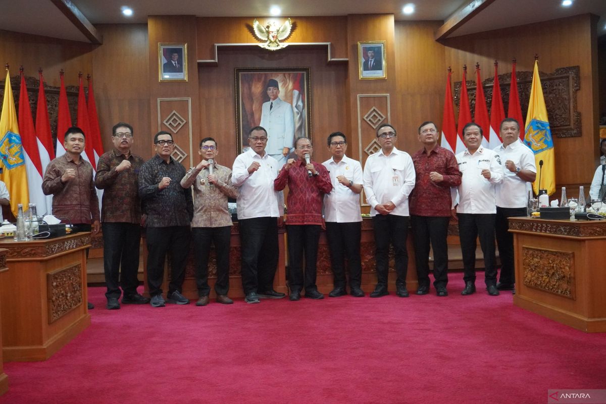 Jumhur leads declaration towards 100 percent waste sorting in Bali