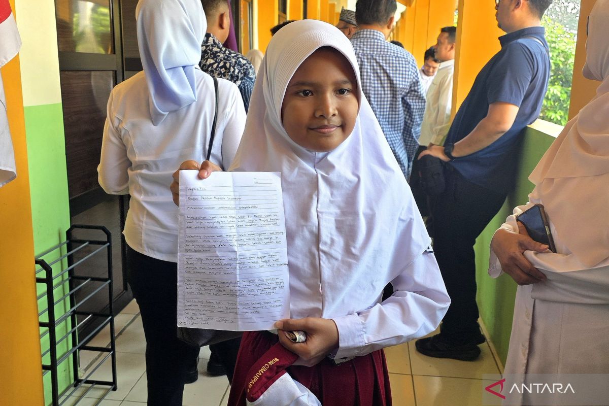 Minister Receives Letter for President from Students Thanking Prabowo for School Revitalisation and Free Meals