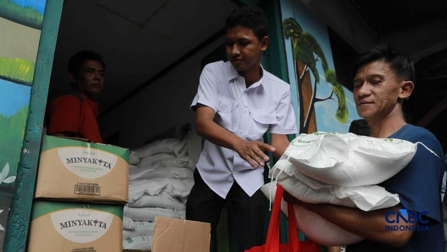 Long Queues! Menteng Residents Eagerly Queue for Rice and Minyakita Aid