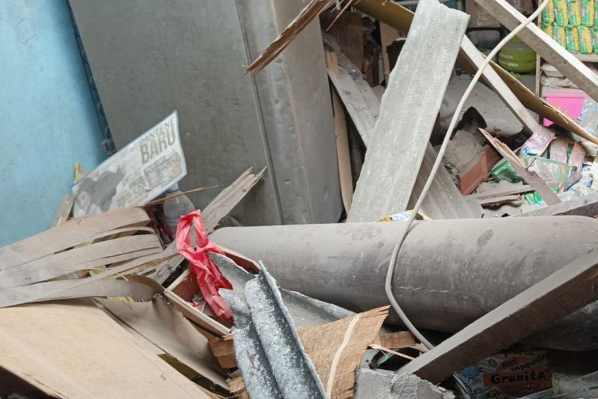 Oxygen cylinder explodes at Cilincing gas refilling station, crashes onto resident's home