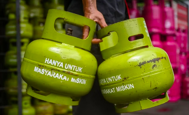 Bahlil Confirms No Increase in Subsidised Gas and Fuel Prices