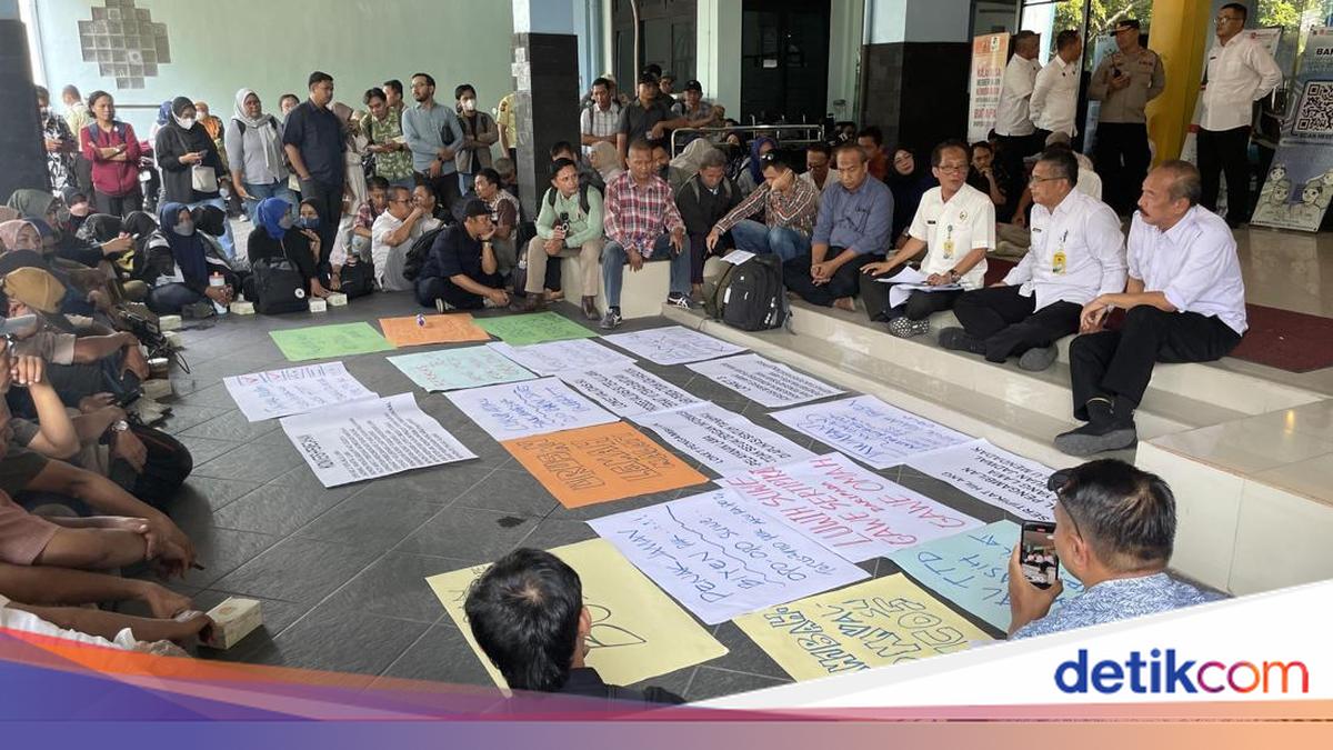 Sleman Notary Employees Stage Protest, Accuse Land Office of Sluggish Services