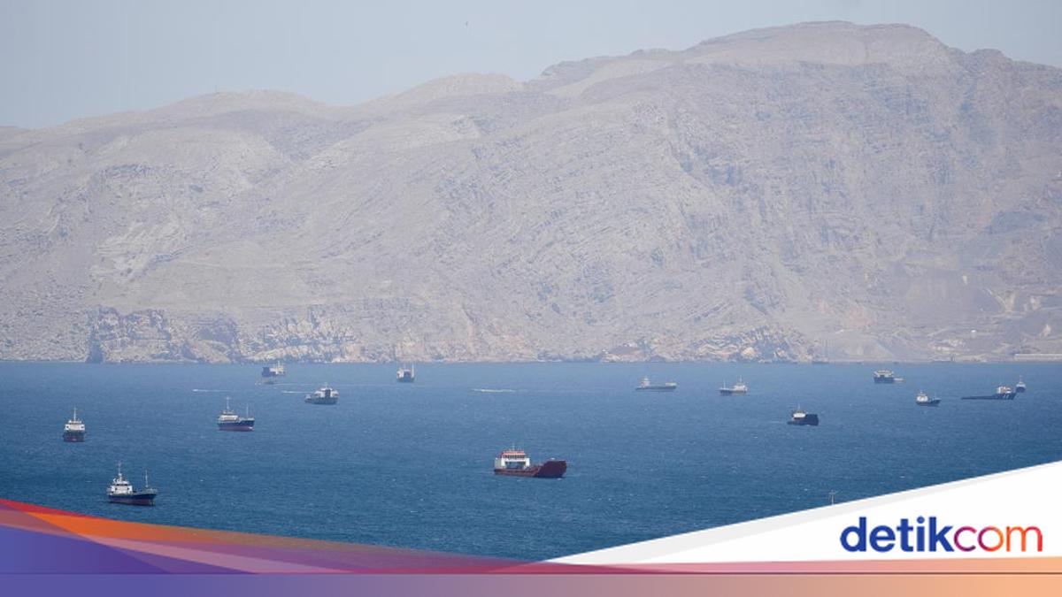 Iran Closes Strait of Hormuz Again, Threatens to Fire on Passing Ships