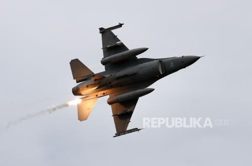 US F-16 Jet 'Flees' After Being Struck by Iranian Air Defence Missile