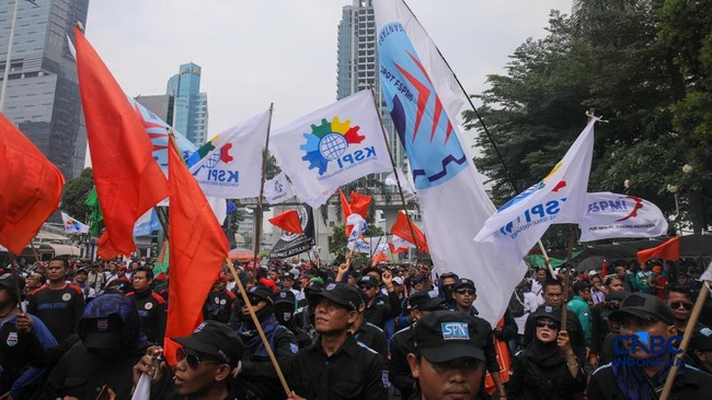 From Political Bubble to the Orchestration State