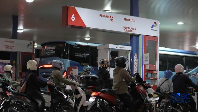 Pertamax Price Hike Triggers Long Pertalite Queues in South Tangerang