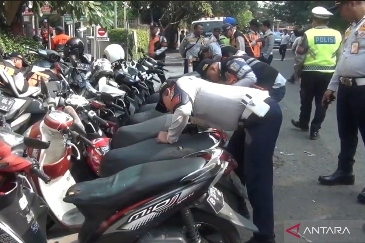 Hundreds of motorcycles caught in valve core removal operation in Daan Mogot area