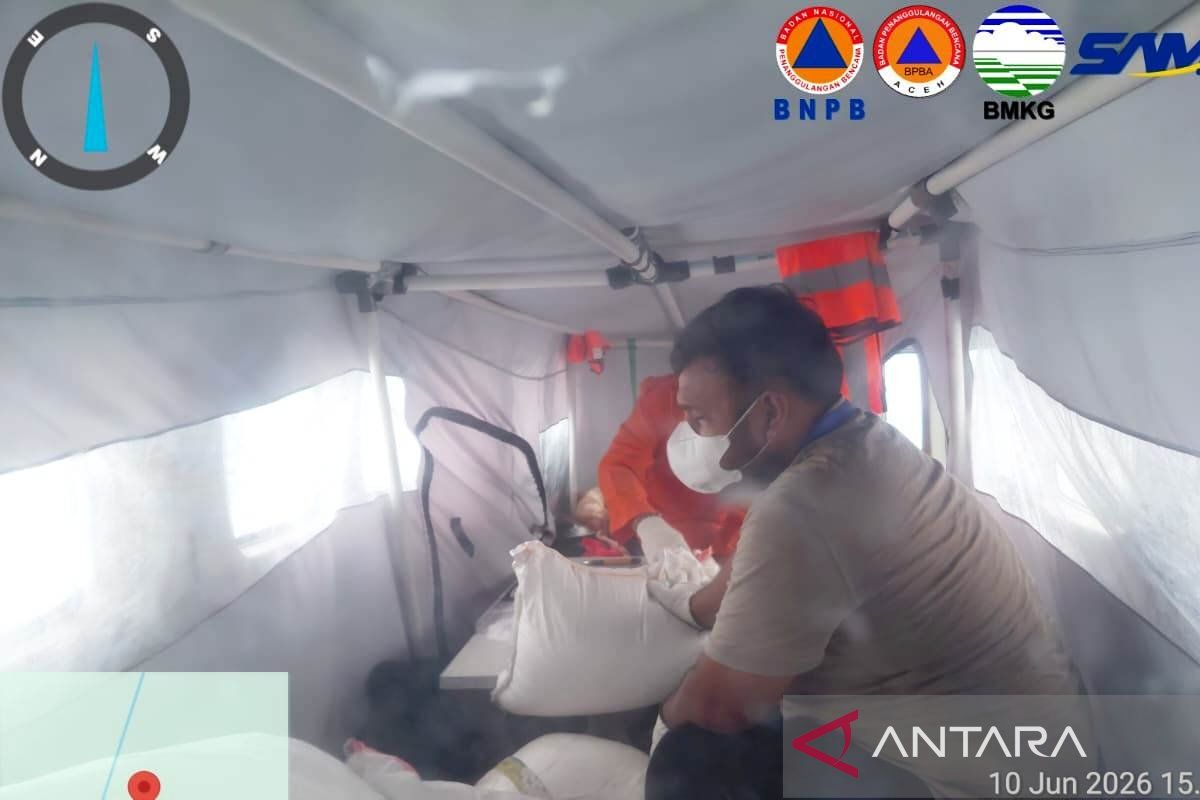 BNPB Deploys One Tonne of Salt for Cloud Seeding to Combat West Aceh Forest Fires
