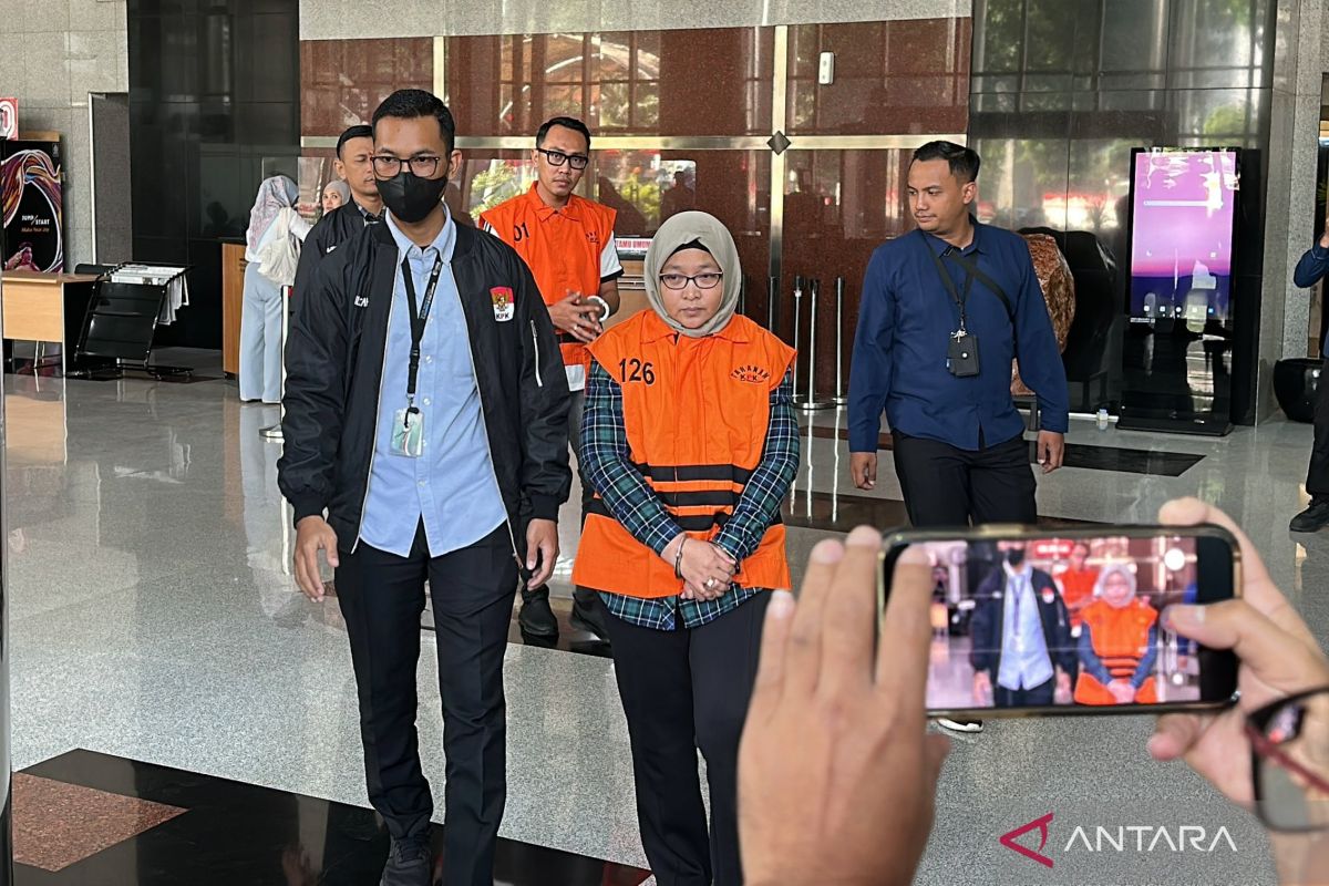 KPK detains two suspects in follow-up Muara Enim sting operation
