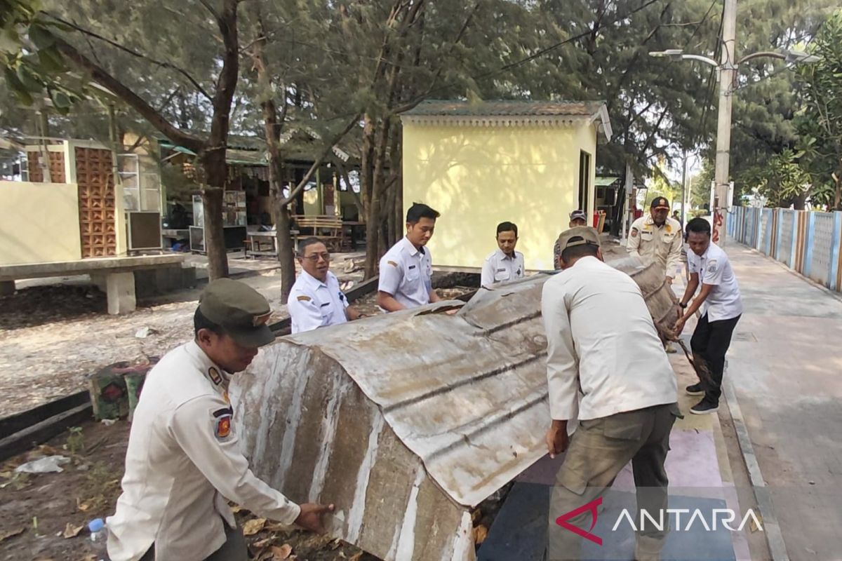 Joint officers clear illegal vessels on Untung Jawa Island coast
