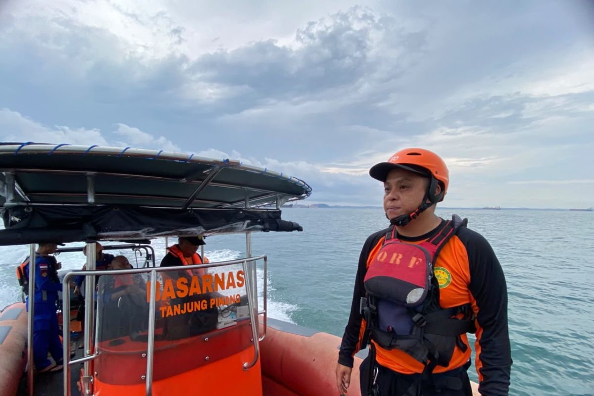 Tanjungpinang SAR Searches for Crew Member Who Fell Overboard in Bintan Waters Early Thursday